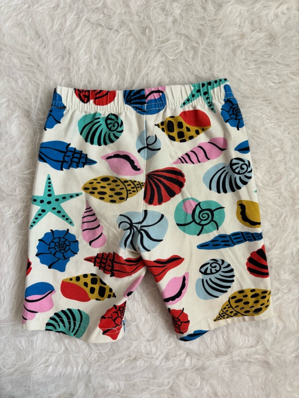 Hanna Andersson Kids Colorful Shell Print Stretchy Shorts - Picture 4 of 4